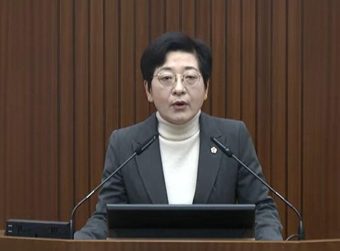 본문 이미지 - 4일 공공기관이전 촉구 결의안을 발의하는 이순열 세종시의원. (세종시의회 유튜브 캡처) / 뉴스1