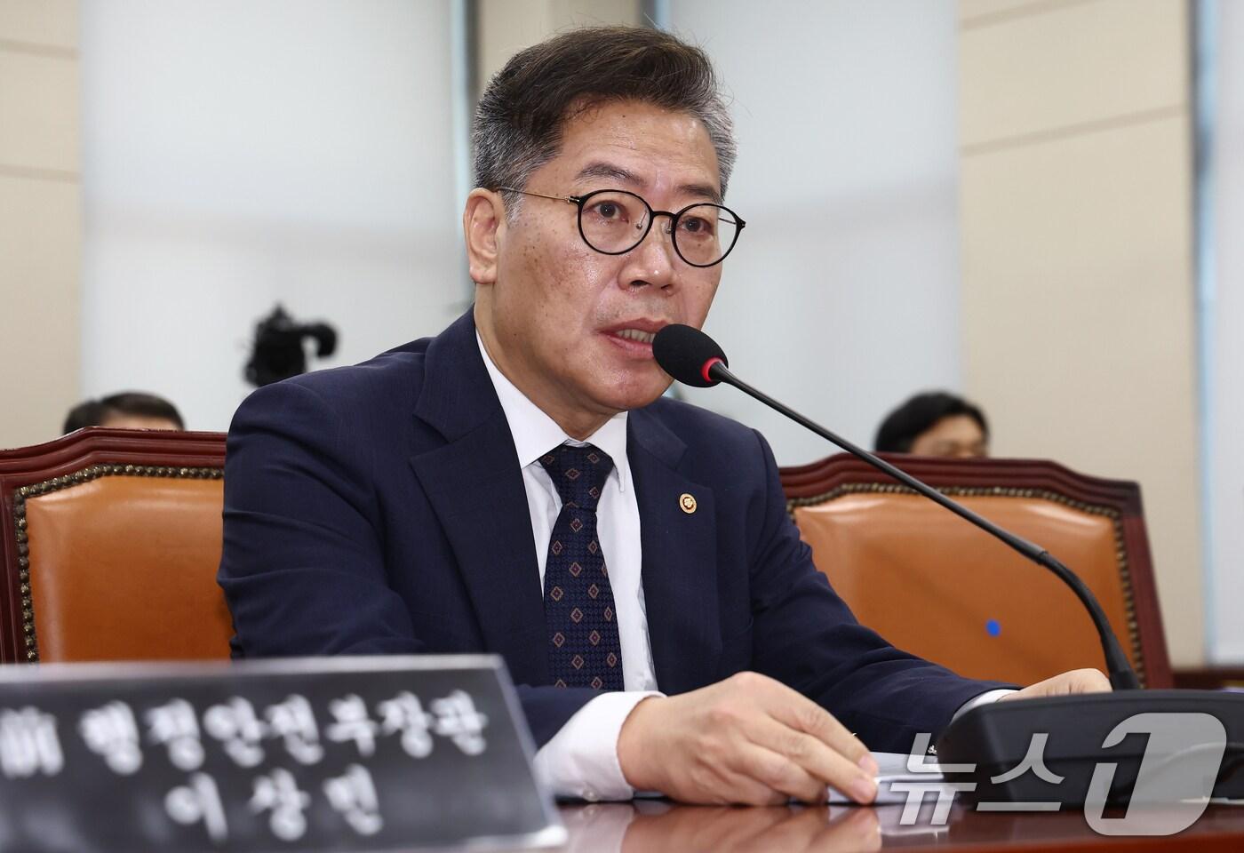 김용빈 중앙선관위 사무총장이 4일 오전 서울 여의도 국회에서 열린 '윤석열 정부의 비상계엄 선포를 통한 내란 혐의 진상규명 국정조사 2차 청문회에서 질의에 답변하고 있다. 2025.2.4/뉴스1 ⓒ News1 김민지 기자