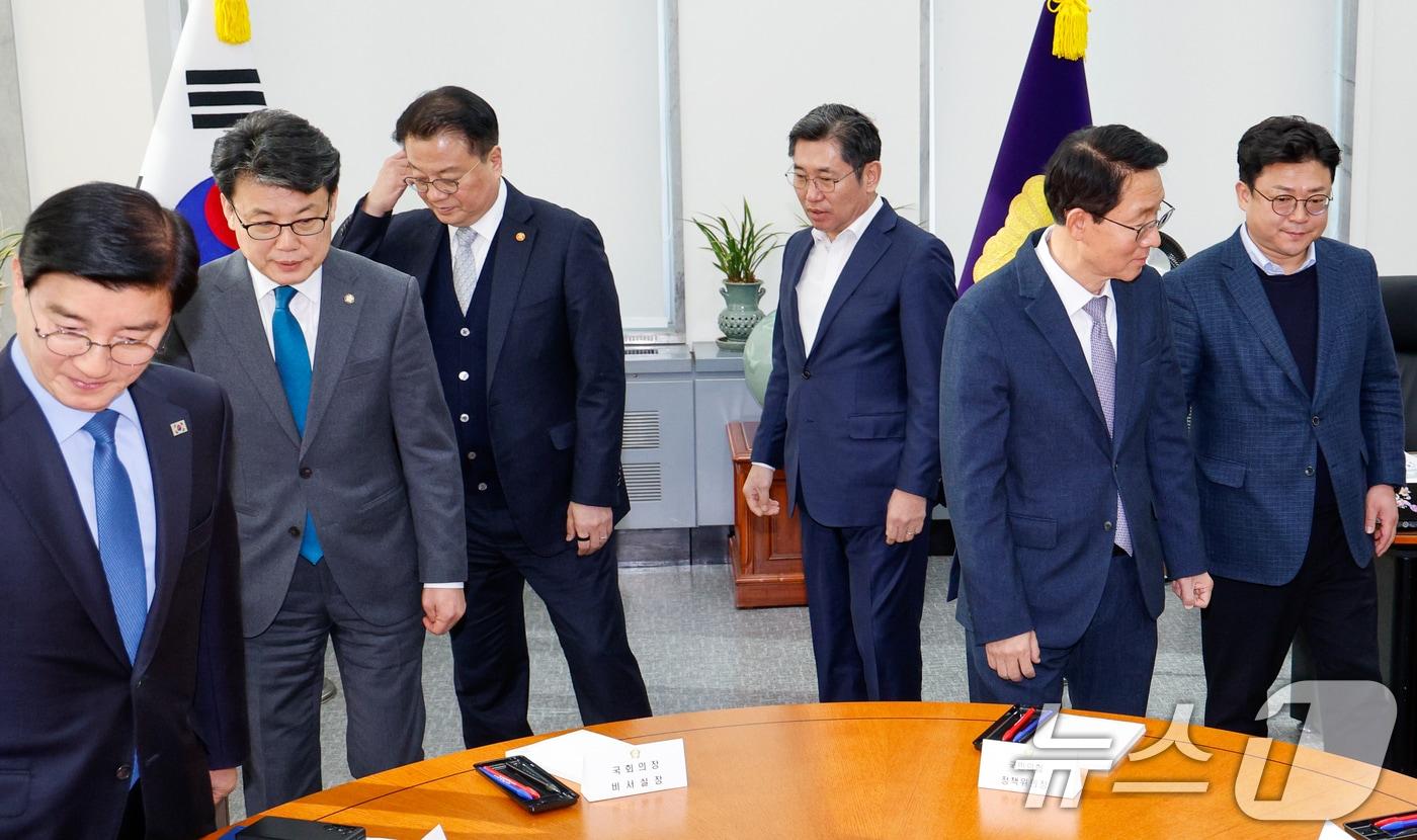 4일 서울 여의도 국회에서 열린 여야정&#40;국회·정부&#41; 국정협의회 2차 실무협의에서 참석자들이 기념 촬영을 마친 뒤 자리로 향하고 있다. 2025.2.4/뉴스1 ⓒ News1 안은나 기자