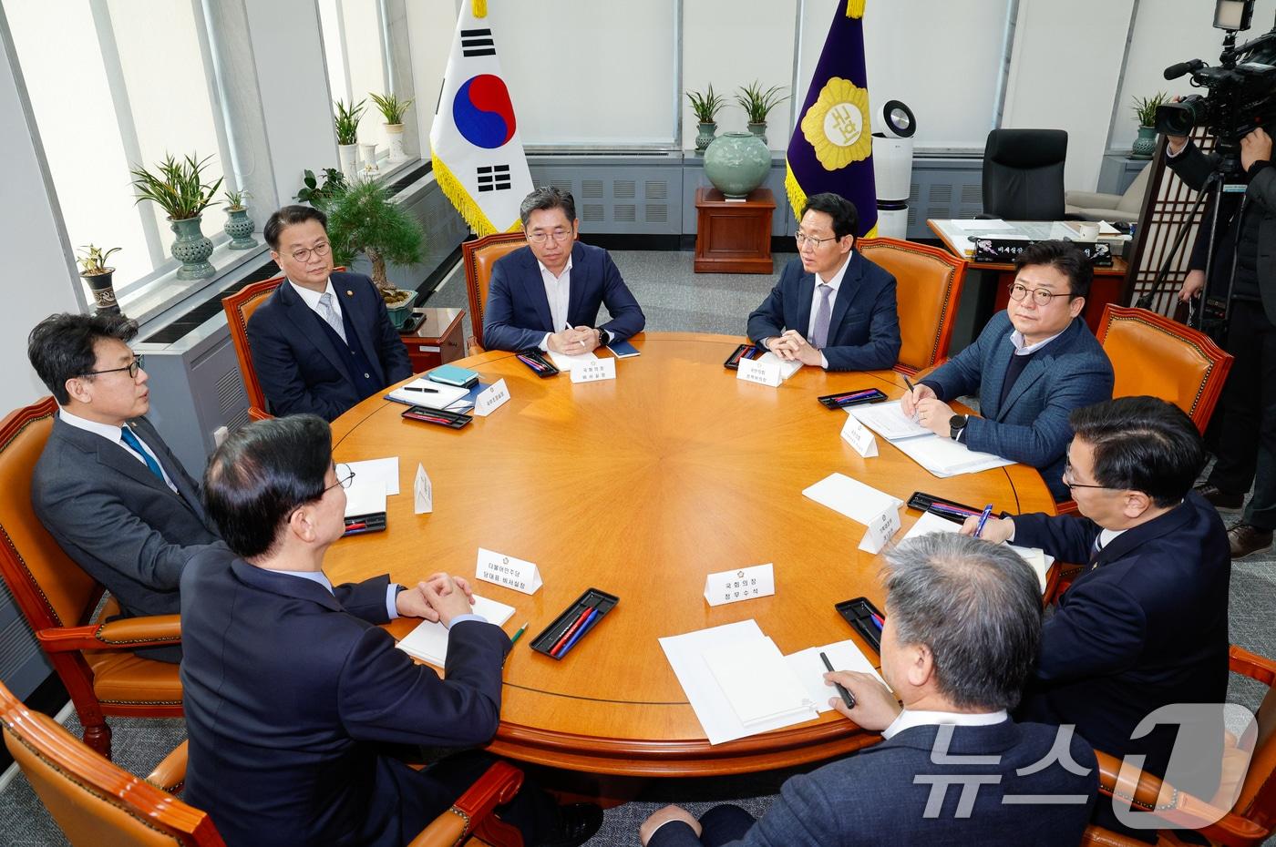 4일 서울 여의도 국회에서 열린 여야정&#40;국회·정부&#41; 국정협의회 2차 실무협의에서 참석자들이 대화를 나누고 있다.. 2025.2.4/뉴스1 ⓒ News1 안은나 기자