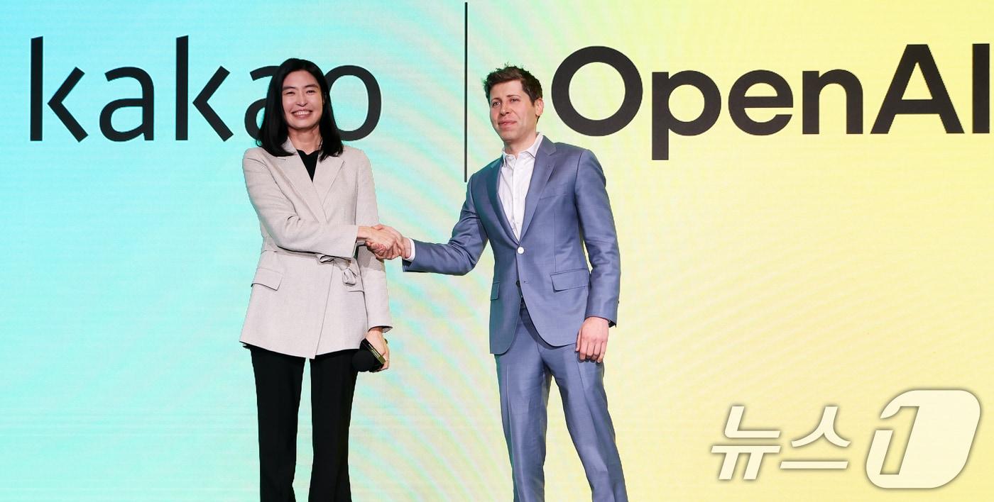 챗GPT 개발사 오픈AI의 샘 올트먼 최고경영자(CEO)가 4일 서울 중구 플라자호텔에서 열린 ‘오픈 AI와의 동맹’ 카카오 기자간담회에서 정신아 카카오 대표와 악수를 나누고 있다. 2025.2.4/뉴스1 ⓒ News1 오대일 기자