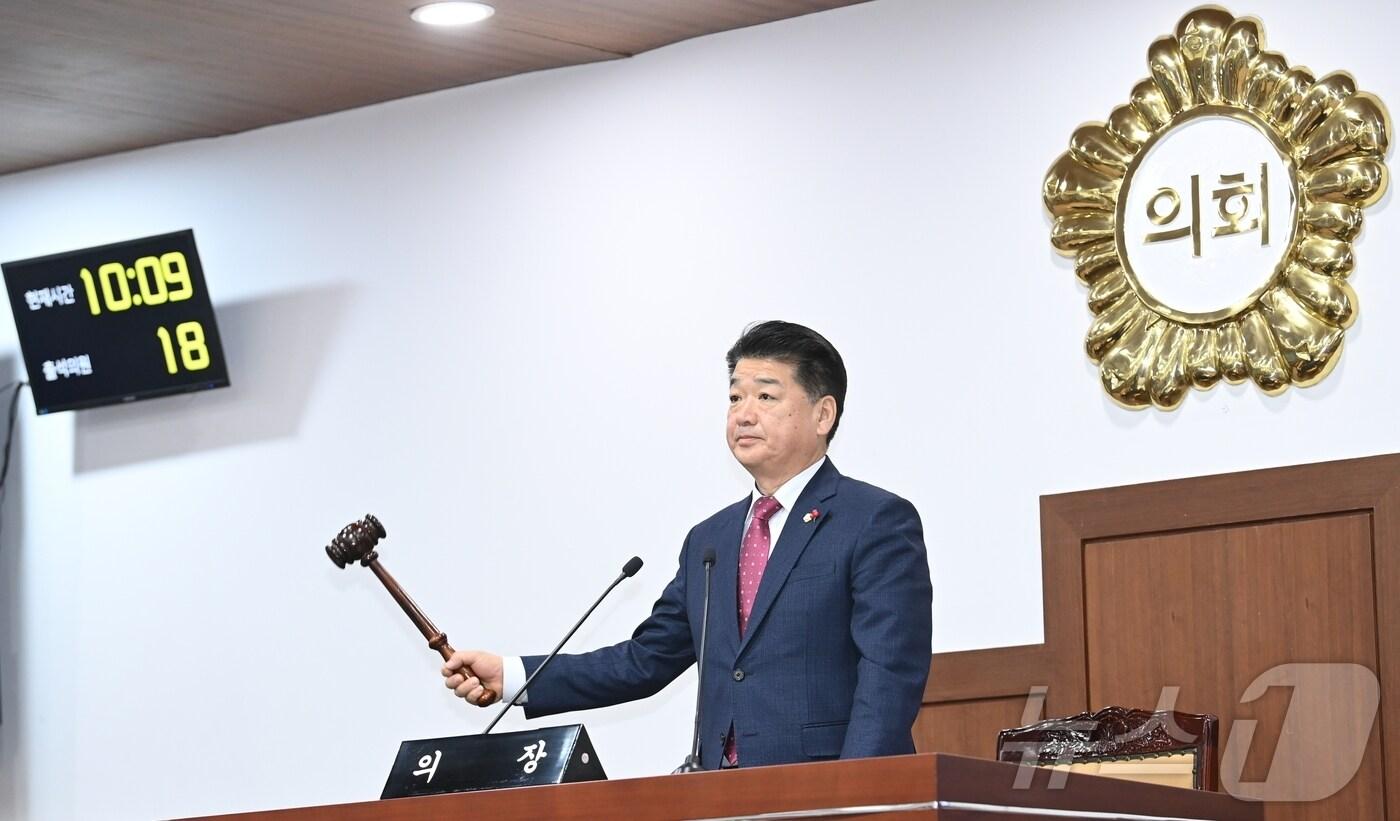 나영민 김천시의장이 4일 임시회 본회의를 개회하고 있다. (김천시의회 제공) 2025.2.4/뉴스1