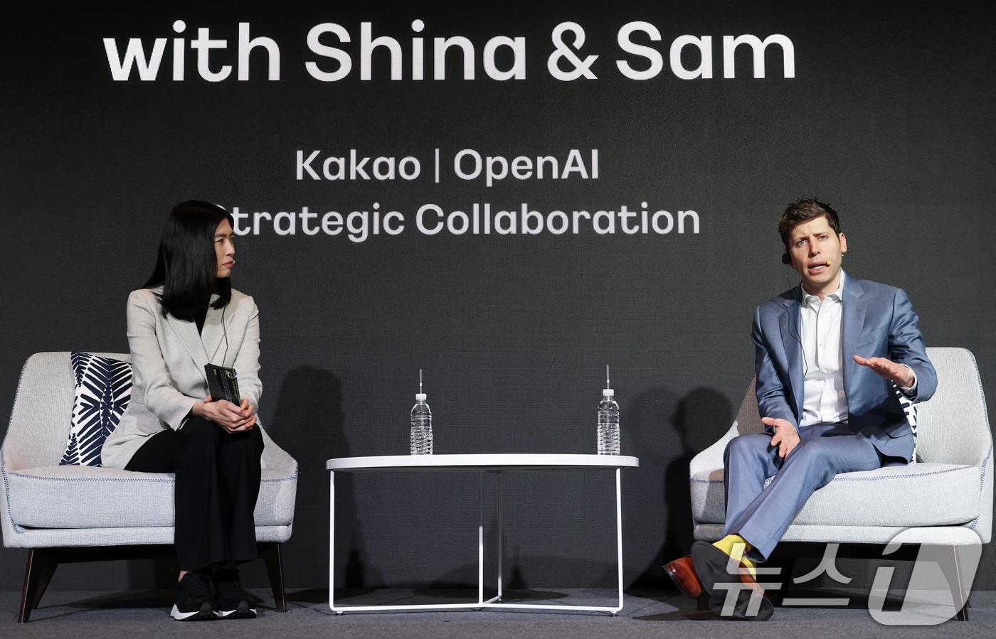 챗GPT 개발사 오픈AI의 샘 올트먼 최고경영자(CEO)가 4일 서울 중구 플라자호텔에서 열린 카카오 기자간담회에 정신아 카카오 대표와 대담을 하고 있다. 2025.2.4/뉴스1 ⓒ News1 오대일 기자