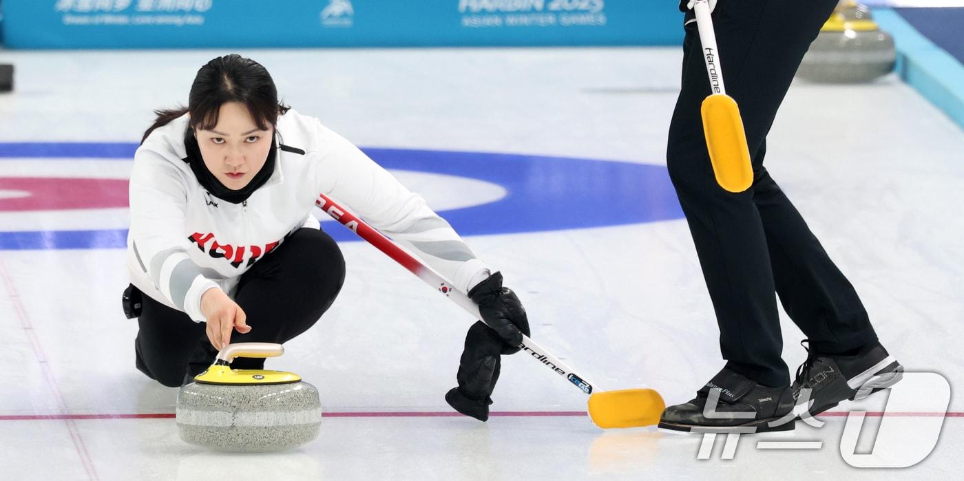 4일 중국 헤이룽장성 하얼빈시 핑팡컬링아레나에서 열린 혼성 믹스더블 라운드로빈 B조 대한민국과 필리핀의 경기에서 김경애가 투구하고 있다. 2025.2.4/뉴스1 ⓒ News1 이승배 기자