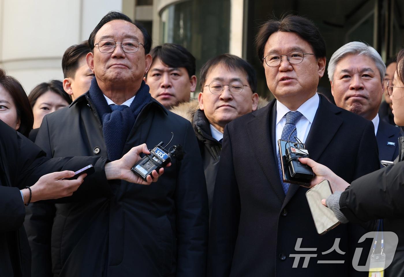 황운하 조국혁신당 원내대표와 송철호 전 울산시장이 4일 서울 서초구 서울고등법원에서 열린 문재인 정부 청와대의 ‘울산시장 선거 개입 의혹’ 항소심 선고를 마치고 나서며 취재진 질문에 답하고 있다. 황운하 원내대표와 송철호 전 시장은 이번 항소심에서 무죄를 선고받았다. 2025.2.4/뉴스1 ⓒ News1 박세연 기자