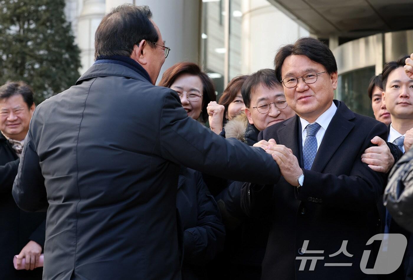 황운하 조국혁신당 원내대표와 송철호 전 울산시장이 4일 서울 서초구 서울고등법원에서 열린 문재인 정부 청와대의 ‘울산시장 선거 개입 의혹’ 항소심 선고를 마치고 나서며 인사를 나누고 있다. 황운하 원내대표와 송철호 전 시장은 이번 항소심에서 무죄를 선고받았다. 2025.2.4/뉴스1 ⓒ News1 박세연 기자