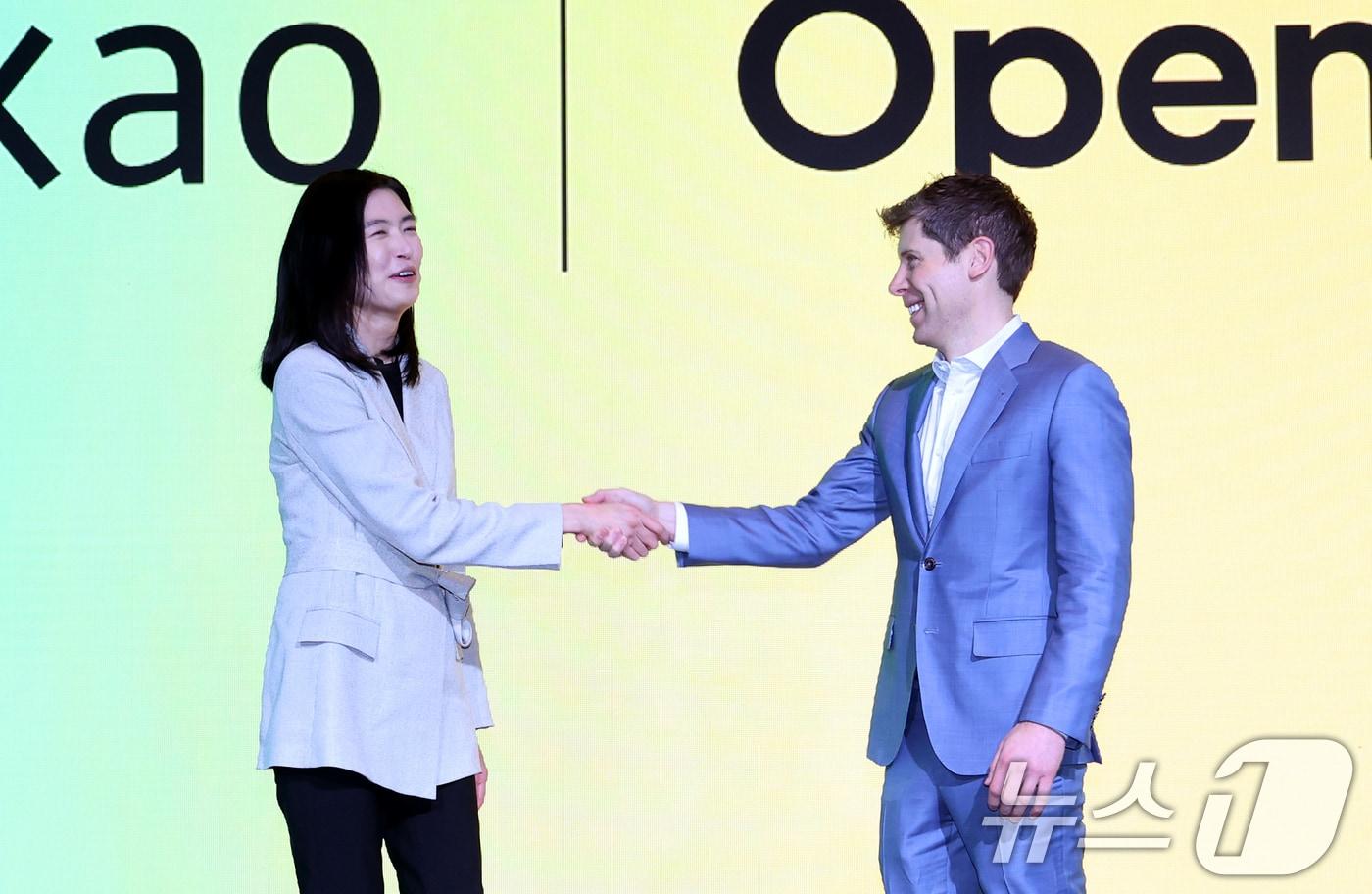 정신아 카카오 대표와 챗GPT 개발사 오픈AI의 샘 올트먼 최고경영자&#40;CEO&#41;가 4일 서울 중구 플라자호텔에서 열린 전략적 제휴 체결 공동 기자간담회에서 반갑게 악수를 나누고 있다.  2025.2.4/뉴스1 ⓒ News1 오대일 기자