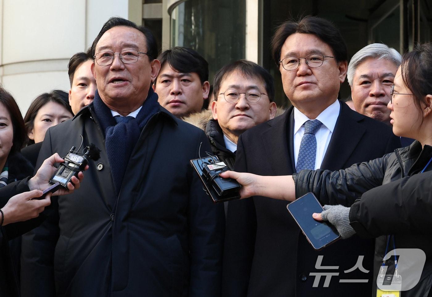 황운하 조국혁신당 원내대표와 송철호 전 울산시장이 4일 서울 서초구 서울고등법원에서 열린 문재인 정부 청와대의 ‘울산시장 선거 개입 의혹’ 항소심 선고를 마치고 나서며 취재진 질문에 답하고 있다. 황운하 원내대표와 송철호 전 시장은 이번 항소심에서 무죄를 선고받았다. 2025.2.4/뉴스1 ⓒ News1 박세연 기자