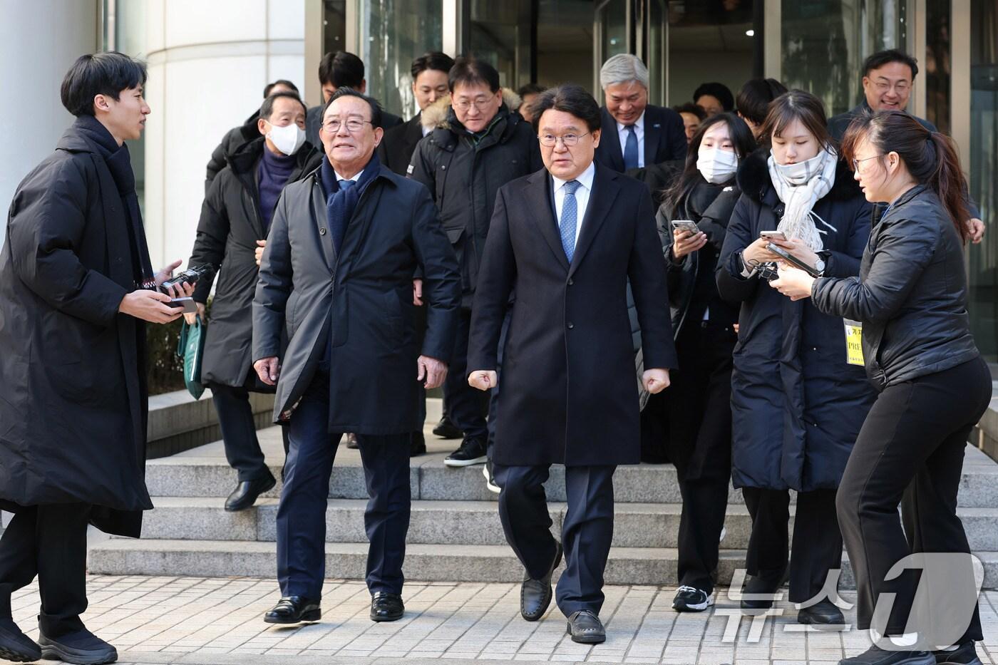 황운하 조국혁신당 원내대표와 송철호 전 울산시장이 4일 서울 서초구 서울고등법원에서 열린 문재인 정부 청와대의 ‘울산시장 선거 개입 의혹’ 항소심 선고를 마치고 나서고 있다. 황운하 원내대표와 송철호 전 시장은 이번 항소심에서 무죄를 선고받았다. 2025.2.4/뉴스1 ⓒ News1 박세연 기자