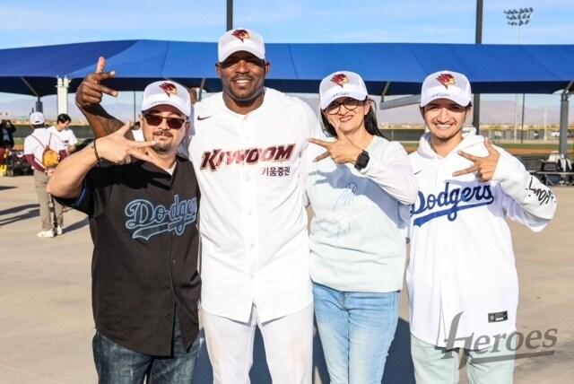 본문 이미지 - 키움 히어로즈 외국인 타자 야시엘 푸이그(왼쪽에서 두 번째)와 현지 팬들. (키움 히어로즈 제공)