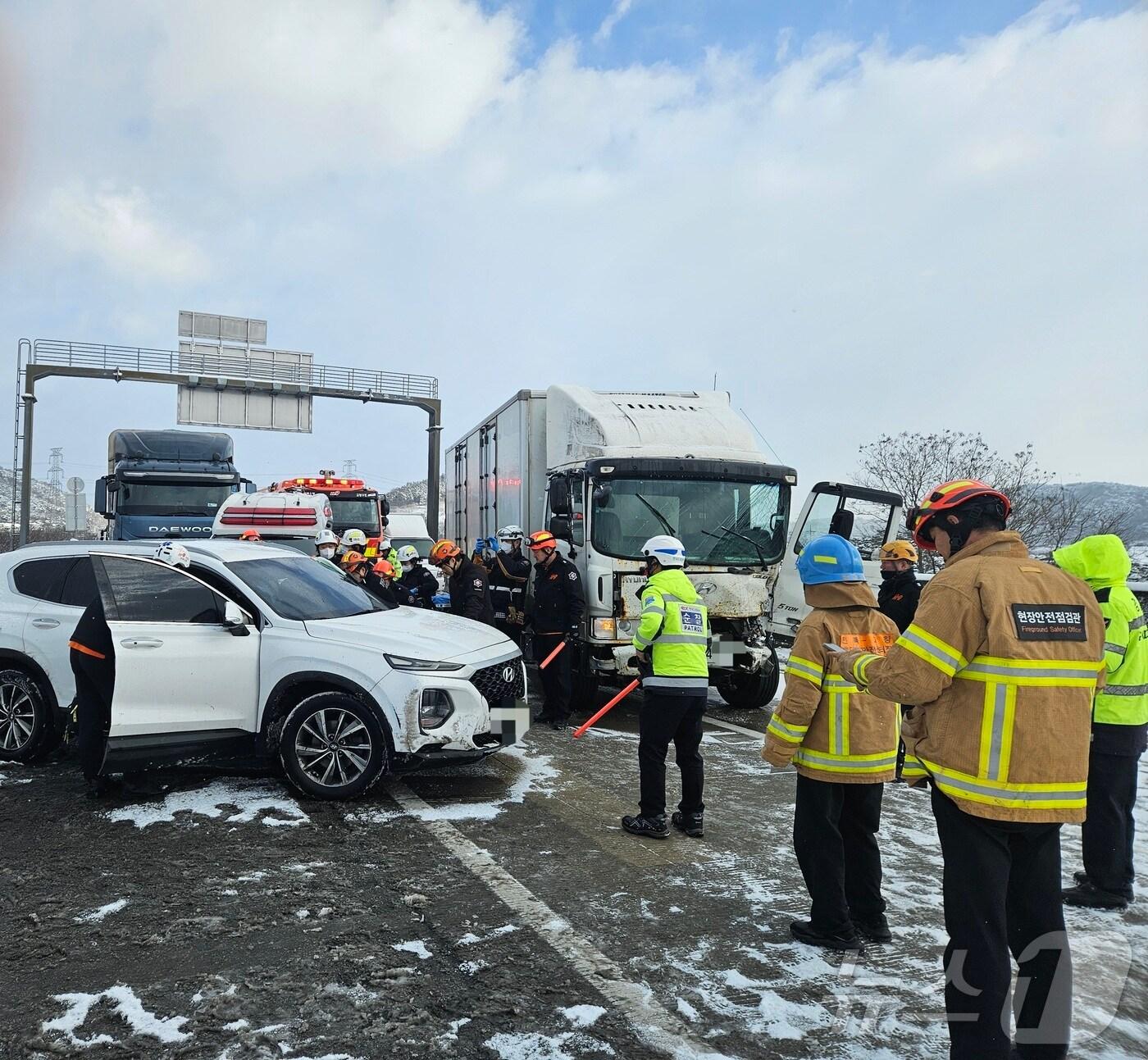본문 이미지 - 4일 오전 9시 18분께 전북 고창군 고창읍 서해안고속도로 하행선 78.3㎞ 지점에서 4.5톤 트럭이 산타페 차량을 추돌했다.(전북소방 제공) 2025.2.4/뉴스1