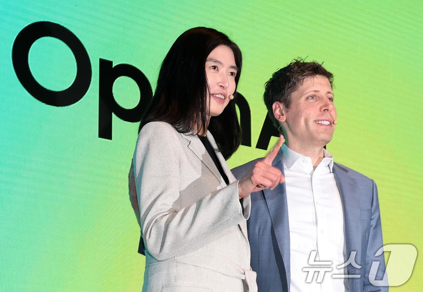 정신아 카카오 대표와 챗GPT 개발사 오픈AI의 샘 올트먼 최고경영자&#40;CEO&#41;가 4일 서울 중구 플라자호텔에서 열린 전략적 제휴 체결 공동 기자간담회에서 포즈를 취하고 있다. 카카오는 국내 기업으로는 처음으로 오픈AI와 전략적 제휴를 맺고 인공지능&#40;AI&#41; 서비스 고도화를 위한 기술 협력은 물론 공동 상품 개발 등을 추진할 계획이다. 2025.2.4/뉴스1 ⓒ News1 오대일 기자