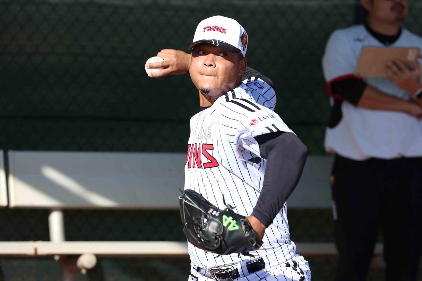 LG 트윈스 외국인 투수 엘리에이저 에르난데스가 3일(현지시간) 스프링캠프에서 불펜 투구를 펼치고 있다. (LG 트윈스 제공)