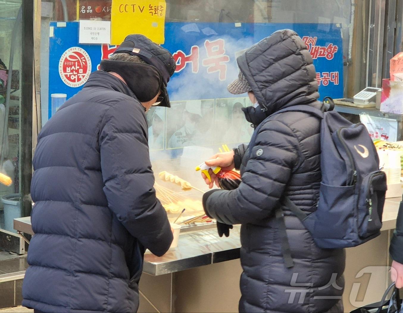 본문 이미지 - 4일 정오께 경기 구리시 구리전통시장에서 시민들이 어묵국물을 마시며 추위를 달래고 있다.2025.02.04/뉴스1 양희문 기자