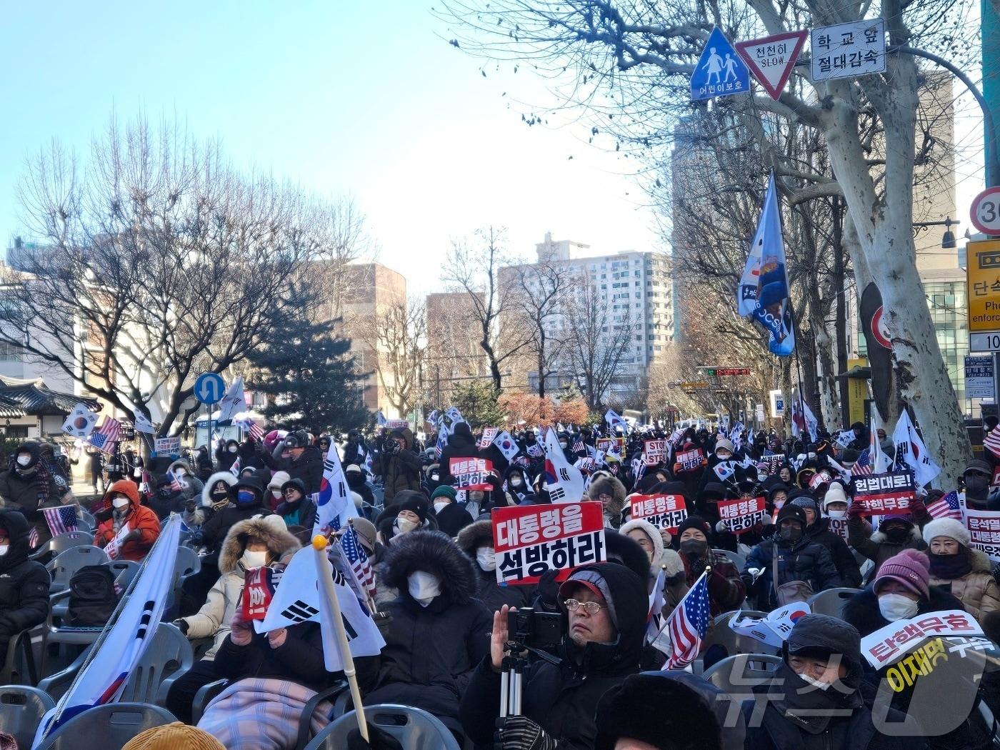 본문 이미지 - 윤석열 대통령 탄핵심판 5차 변론기일인 4일 오후 1시 30분 서울 종로구 헌법재판소 인근 안국역 5번 출구 앞에서 지지자들이 집회를 열고 있다. ⓒ 뉴스1 장시온 기자