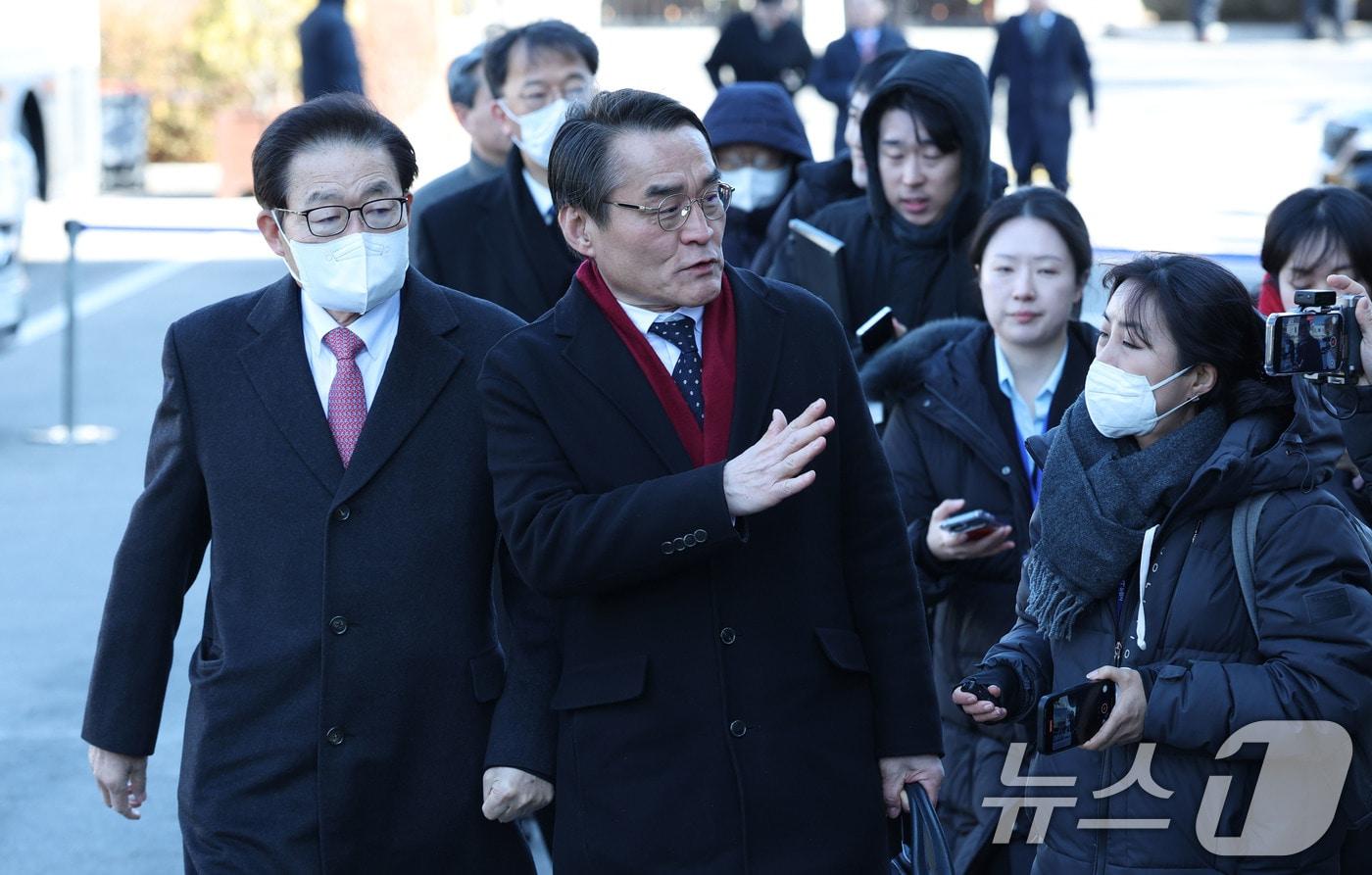 본문 이미지 - 배보윤 변호사를 비롯한 윤석열 대통령 측 변호인단이 4일 오후 서울 종로구 헌법재판소에서 열린 윤석열 대통령 탄핵심판 5차 변론기일에 출석하고 있다. 2025.2.4/뉴스1 ⓒ News1 사진공동취재단
