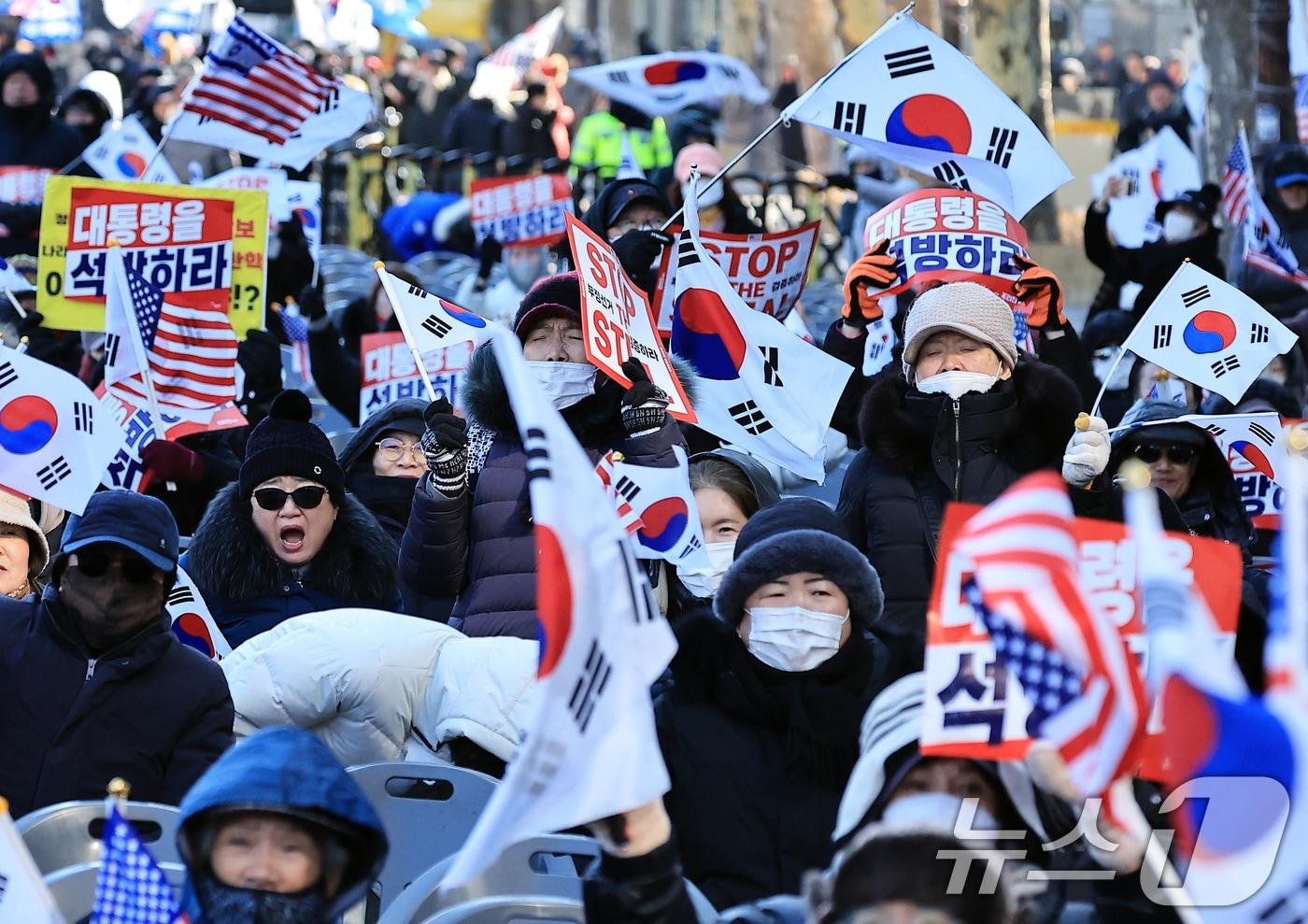 윤석열 대통령 탄핵 심판 5차 변론기일인 4일 오후 서울 종로구 헌법재판소 인근 안국역 사거리에서 보수단체 회원들이 '부정선거 검증하라', '대통령을 석방하라'는 손피켓과 태극기, 성조기를 흔들며 함성을 외치고 있다.  2025.2.4/뉴스1 ⓒ News1 박정호 기자