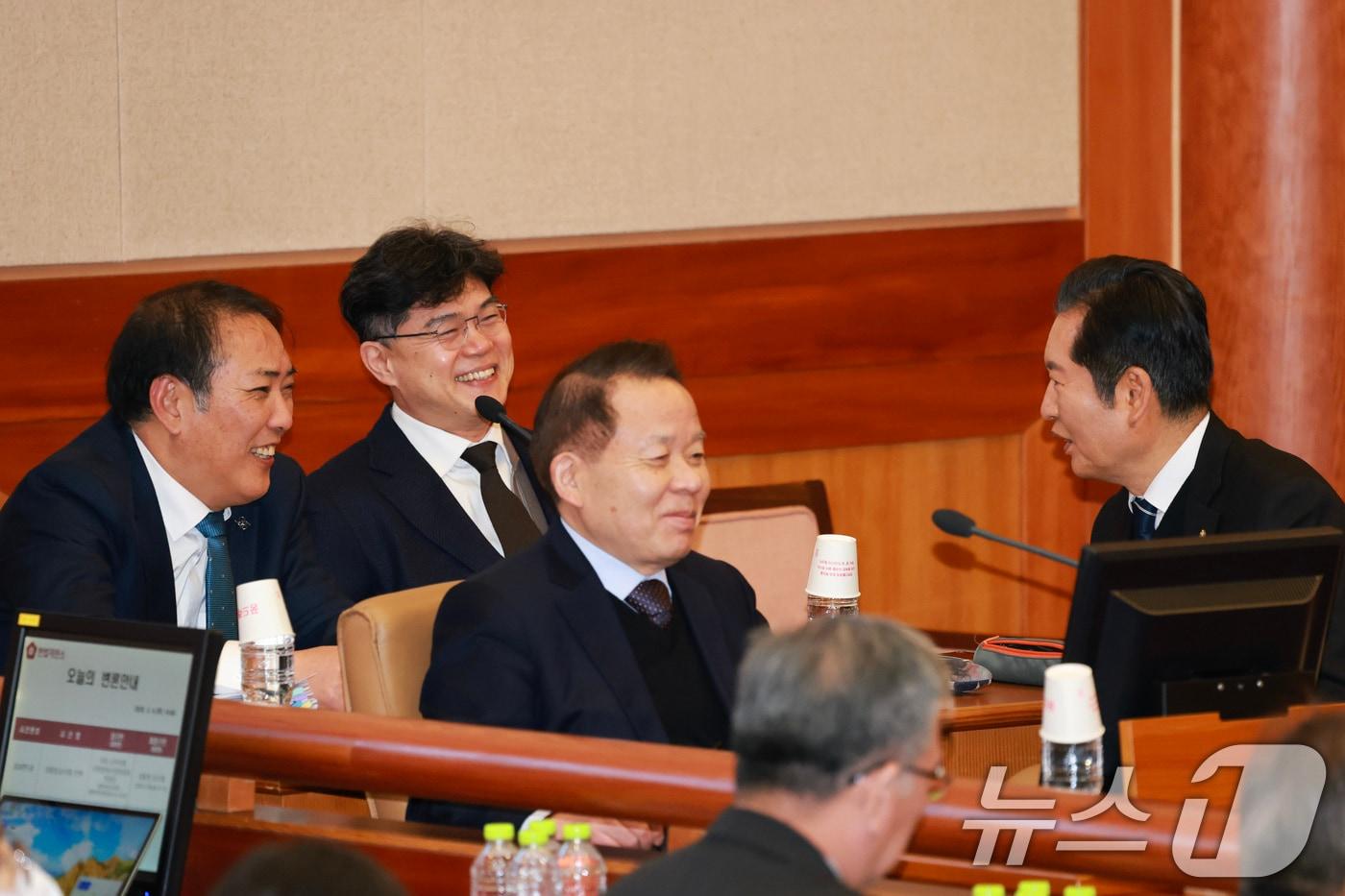 국회 탄핵소추위원 정청래 법제사법위원장과 탄핵소추대리인단 김이수 공동대표 등이 4일 서울 종로구 헌법재판소 대심판정에서 열린 윤석열 대통령 탄핵심판 5차 변론에 출석해 대화하고 있다. 2025.2.4/뉴스1 ⓒ News1 사진공동취재단