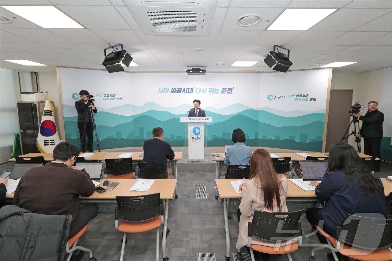 본문 이미지 - 육동한 춘천시장이 4일 시청 브리핑룸에서 기자회견을 갖고 국제협력 및 외국인 정책 추진 방향에 대해 설명하고 있다.(춘천시 제공)