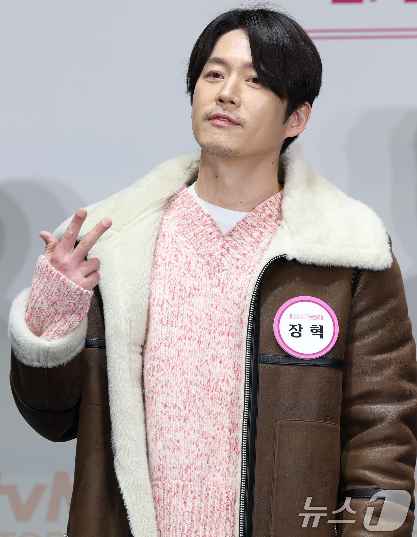 본문 이미지 - 배우 장혁이 4일 서울 영등포구 라마다 서울 신도림에서 열린 tvN STORY 예능 ‘잘생긴 트롯’ 제작발표회에 참석해 포즈를 취하고 있다. ‘잘생긴 트롯’(연출 황다원, 작가 정수정)은 연예계 대표 12명의 남자 스타들이 트롯에 진정성을 가지고 도전하는 신(新) 음악 예능이다. 2025.2.4/뉴스1 ⓒ News1 권현진 기자