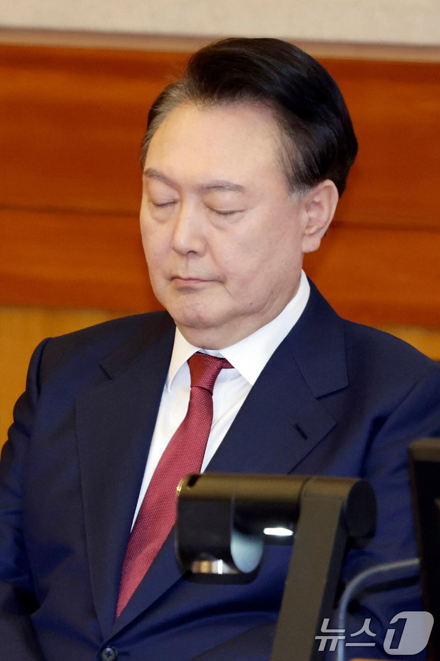 본문 이미지 - 윤석열 대통령이 4일 서울 종로구 헌법재판소에서 열린 탄핵심판 5차 변론기일에 출석해 잠시 눈을 감고 있다. 2025.2.4/뉴스1 ⓒ News1 사진공동취재단