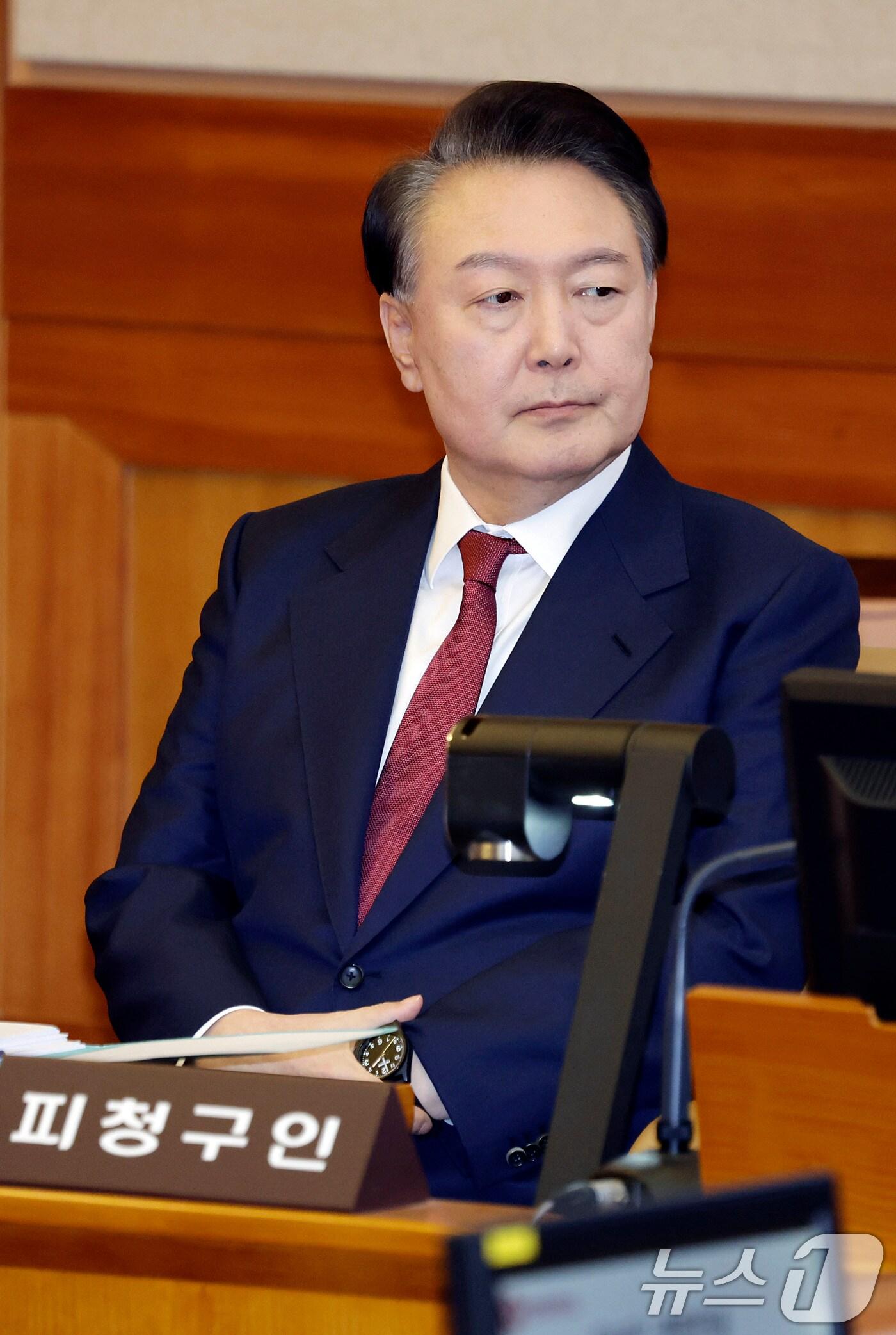 본문 이미지 - 윤석열 대통령이 4일 서울 종로구 헌법재판소에서 열린 탄핵심판 5차 변론기일에 출석해 있다. 2025.2.4/뉴스1 ⓒ News1 사진공동취재단