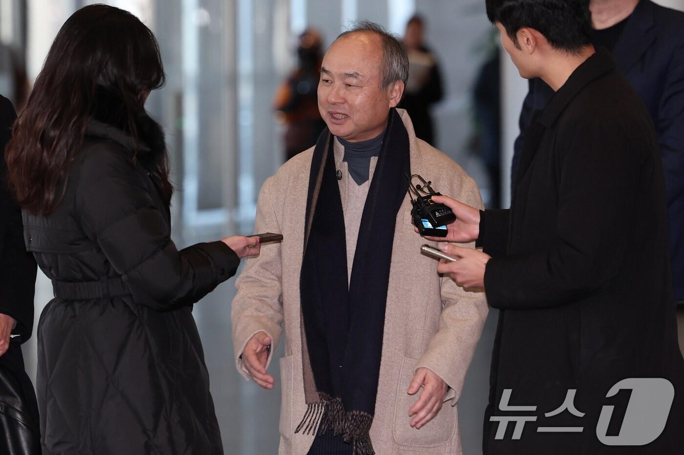 손정의 소프트뱅크그룹 회장이 이재용 삼성전자 회장과 샘 올트먼 오픈AI 최고경영자&#40;CEO&#41;와의 회동을 위해 4일 서울 서초구 삼성전자 사옥에 도착해 취재진 질문에 답하고 있다. 이 자리에서 손 회장과 올트먼 CEO는 이재용 회장에게 ‘스타게이트 프로젝트’에 대한 투자와 협업을 요청할 것으로 알려졌다. 2025.2.4/뉴스1 ⓒ News1 김성진 기자