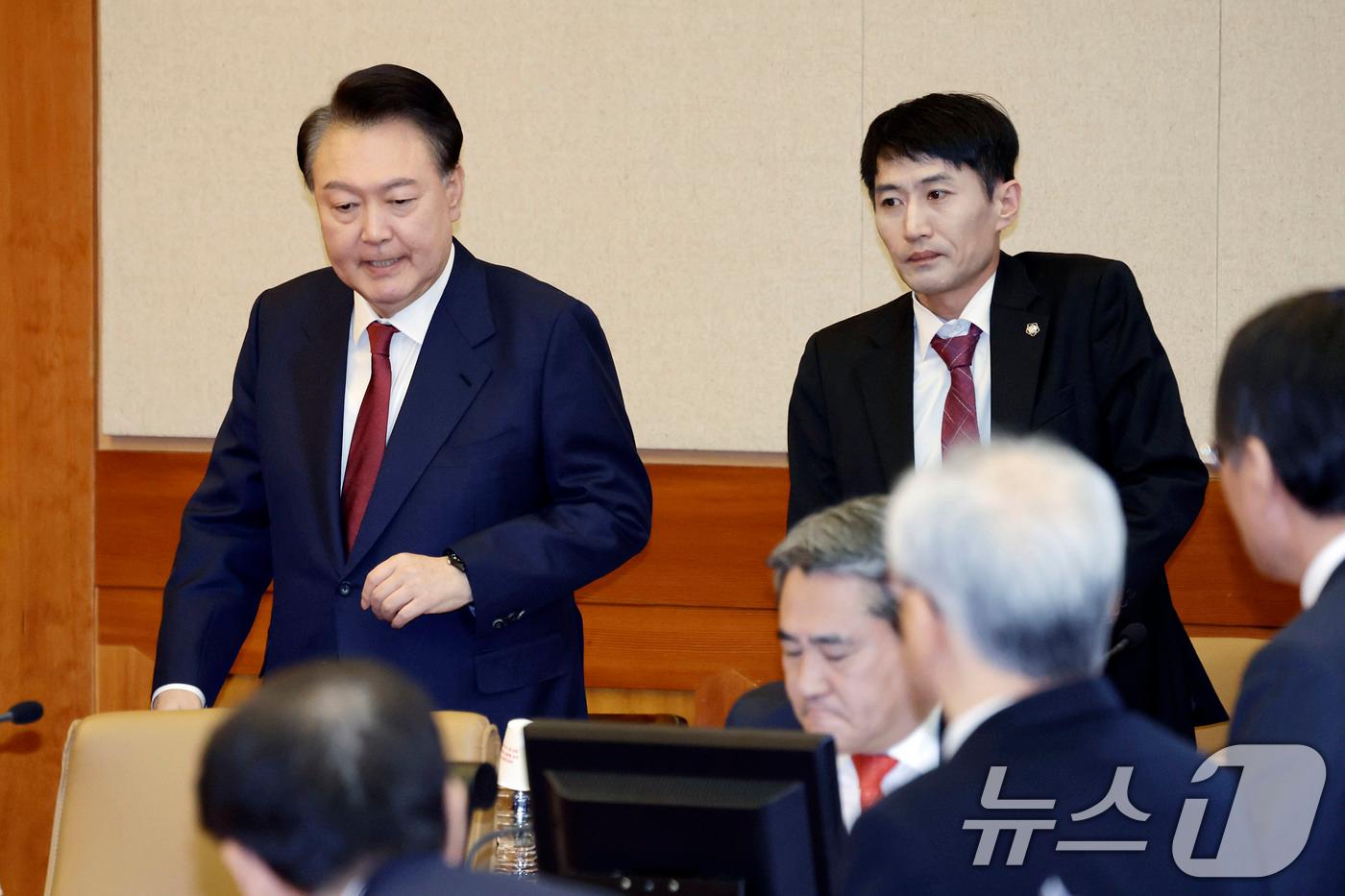 윤석열 대통령이 4일 서울 종로구 헌법재판소에서 열린 탄핵심판 5차 변론기일에 출석하고 있다. 2025.2.4/뉴스1 ⓒ News1 사진공동취재단