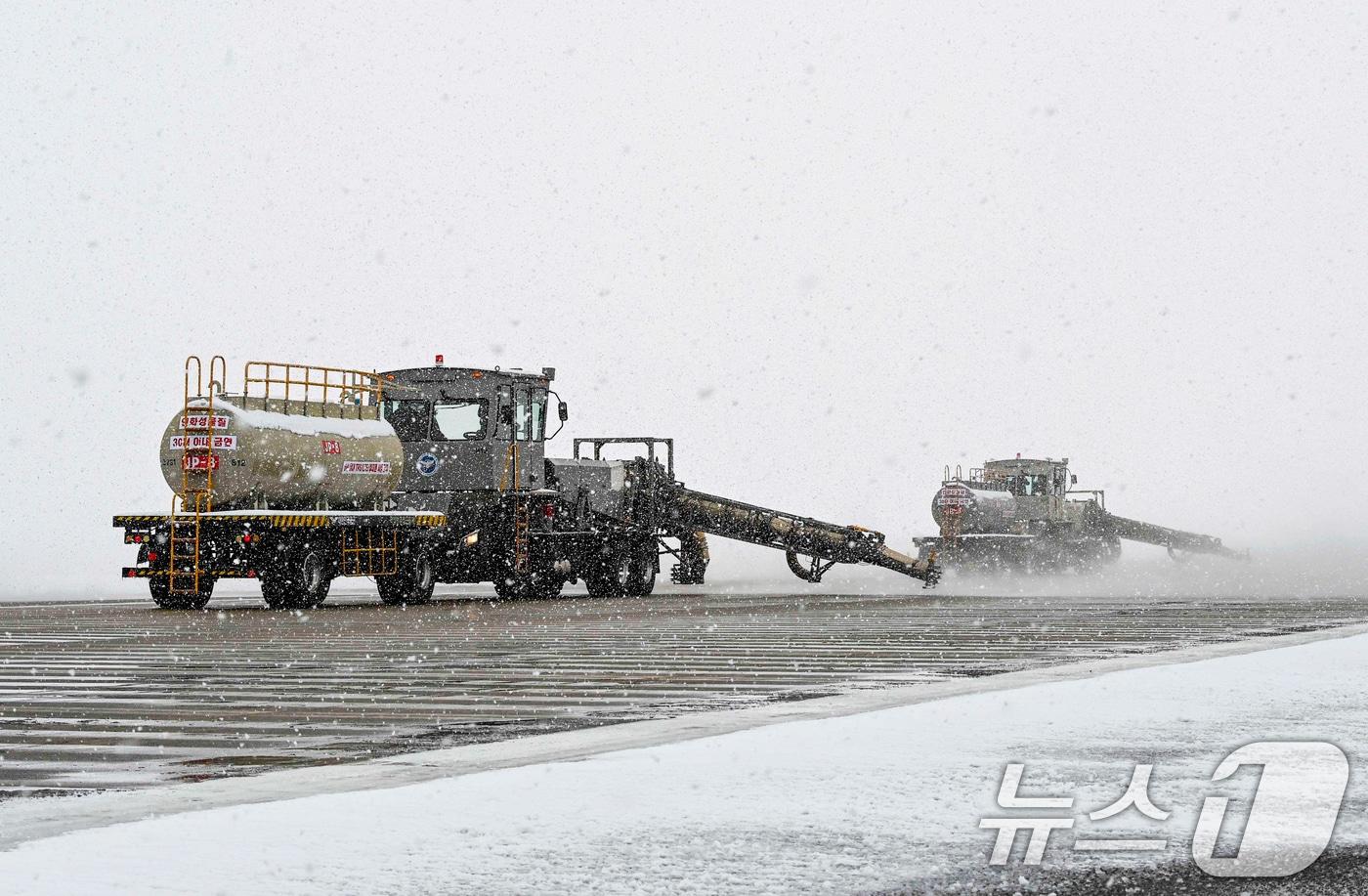 시간당 3㎝의 폭설이 내린 4일 공군 제1전투비행단이 광주 민군공항 활주로에서 제설 작전을 펼치고 있다. 이날 누적 적설량만 10㎝를 기록한 가운데 1전비는 민군 겸용 공항의 특성을 고려해 특수제설차량 SE-88 등을 동원, 신속한 제절 작업에 나섰다.&#40;공군1전비 제공&#41;2025.2.4/뉴스1 ⓒ News1 박준배 기자