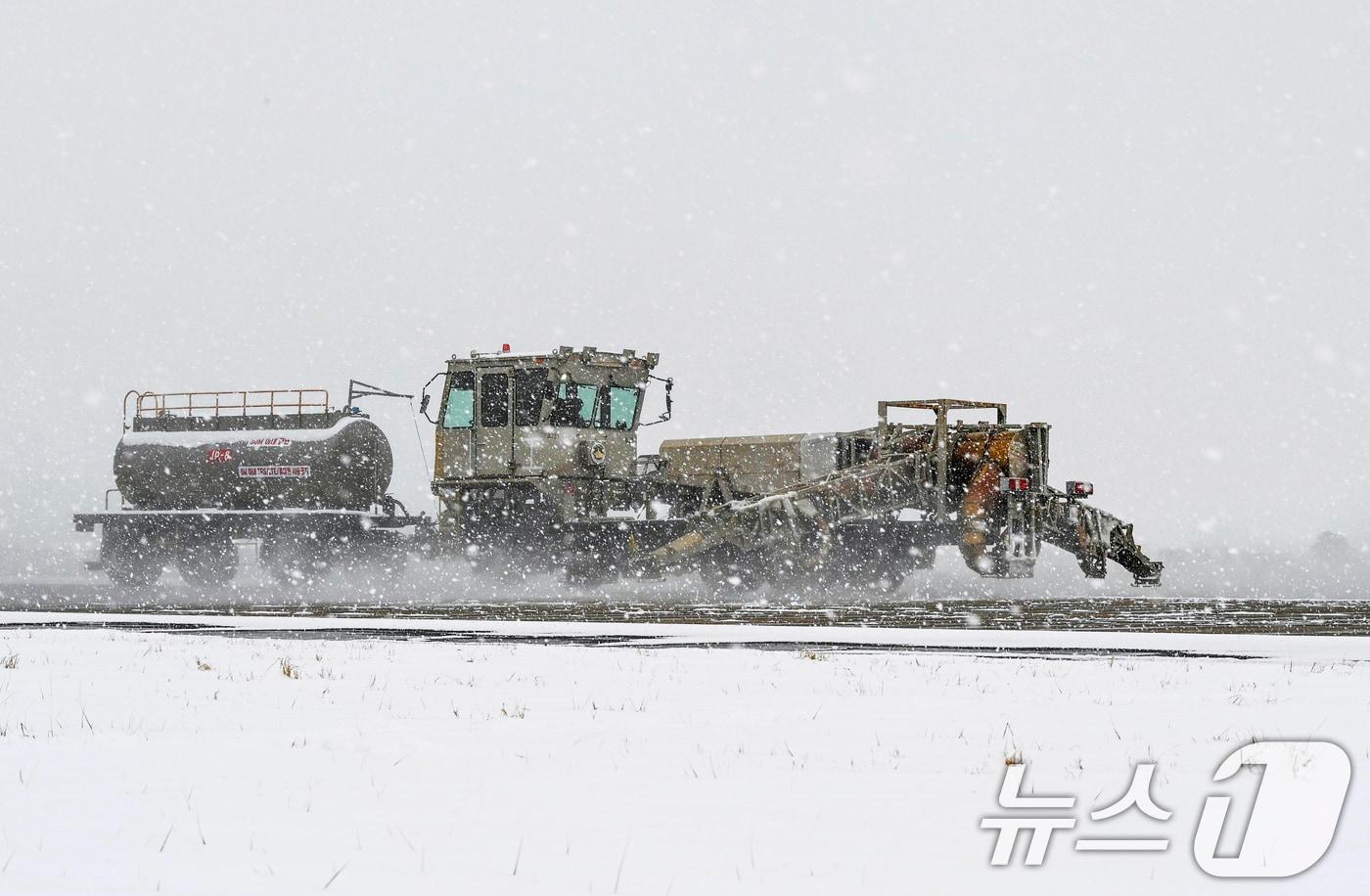 시간당 3㎝의 폭설이 내린 4일 공군 제1전투비행단이 광주 민군공항 활주로에서 제설 작전을 펼치고 있다. 이날 누적 적설량만 10㎝를 기록한 가운데 1전비는 민군 겸용 공항의 특성을 고려해 특수제설차량 SE-88 등을 동원, 신속한 제절 작업에 나섰다.&#40;공군1전비 제공&#41;2025.2.4/뉴스1 ⓒ News1 박준배 기자