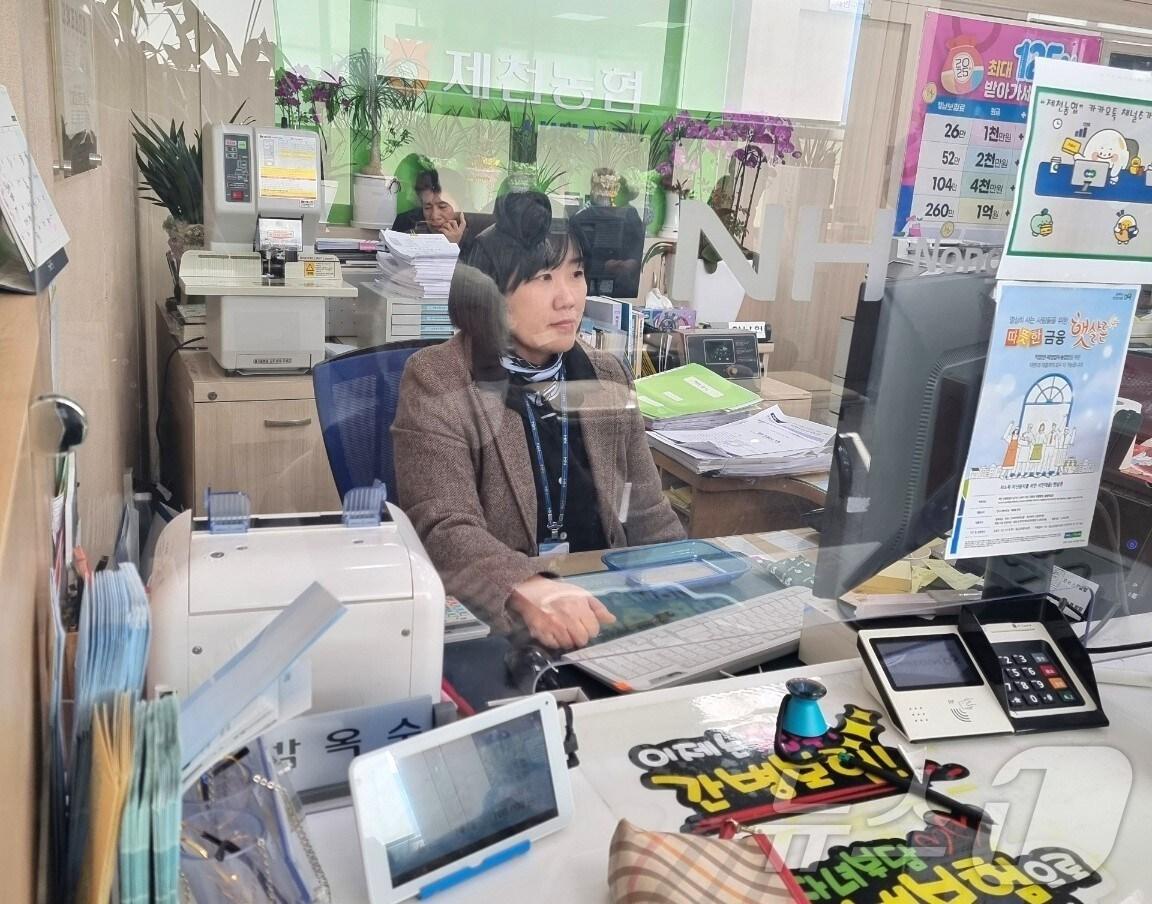 본문 이미지 -  충북 제천 농협 신백지점 박옥수 씨./뉴스1 