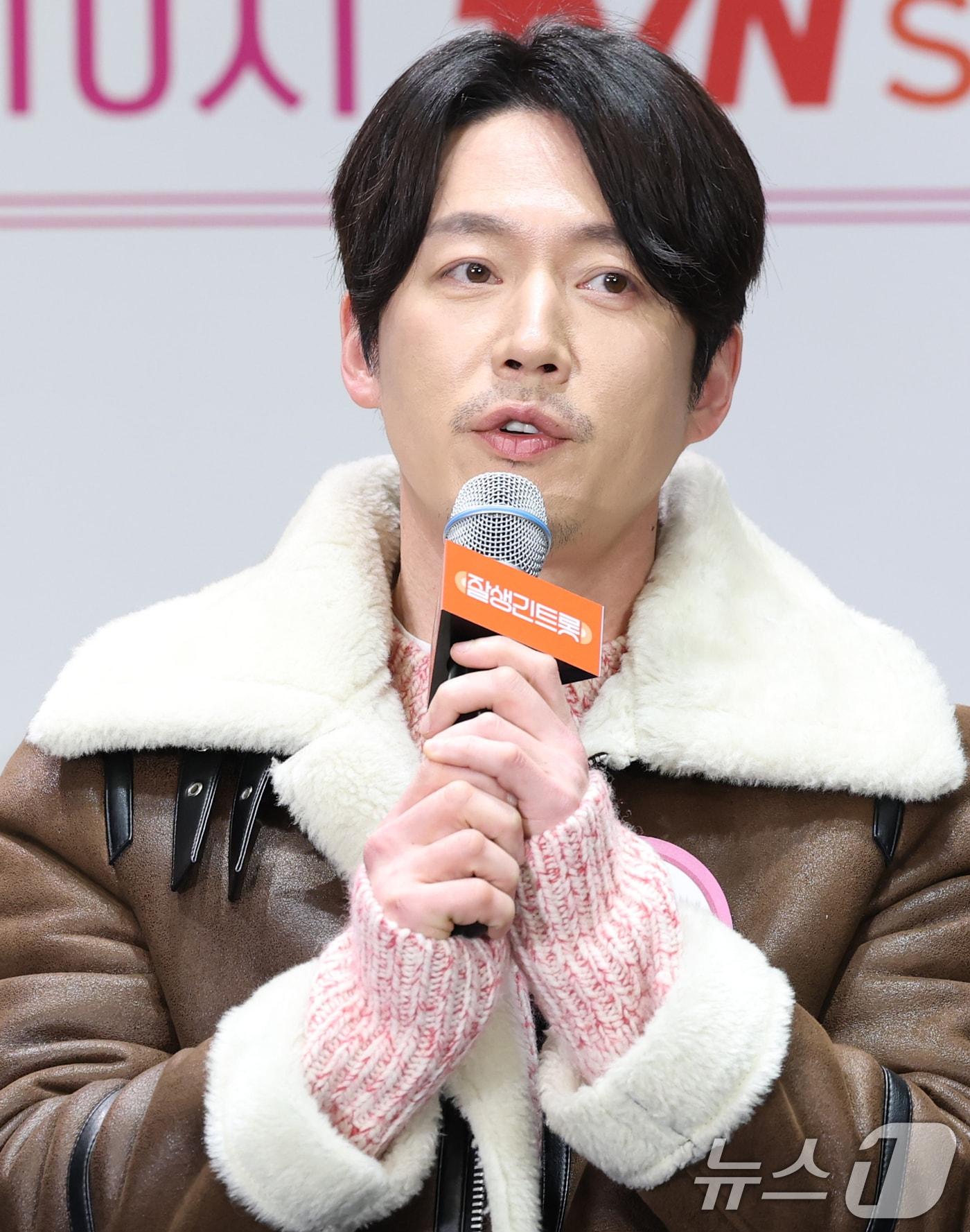 본문 이미지 - 배우 장혁이 4일 서울 영등포구 라마다 서울 신도림에서 열린 tvN STORY 예능 ‘잘생긴 트롯’ 제작발표회에 참석해 인사말을 하고 있다. 2025.2.4 ⓒ 뉴스1 권현진 기자