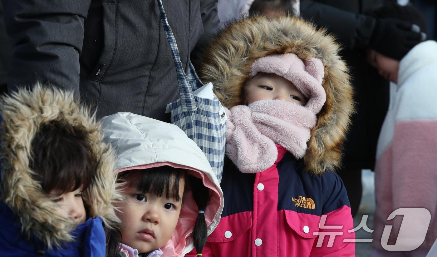 전국적으로 한파가 찾아온 4일 대전 중구에서 어린이가 추위에 털모자를 쓰고 있다. 2025.2.4/뉴스1 ⓒ News1 김기태 기자