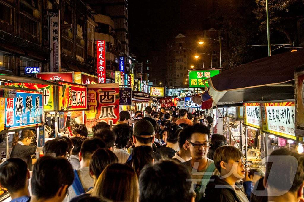 본문 이미지 - 여행객들로 붐비는 닝샤 야시장(대만관광청 제공)