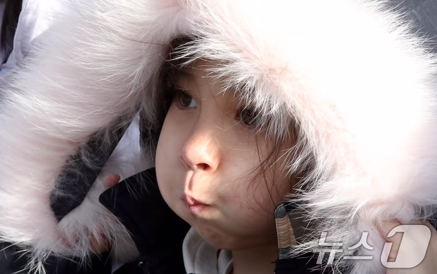 대전 중구에서 어린이가 추위에 털모자를 쓰고 있다. /뉴스1 ⓒ News1 김기태 기자