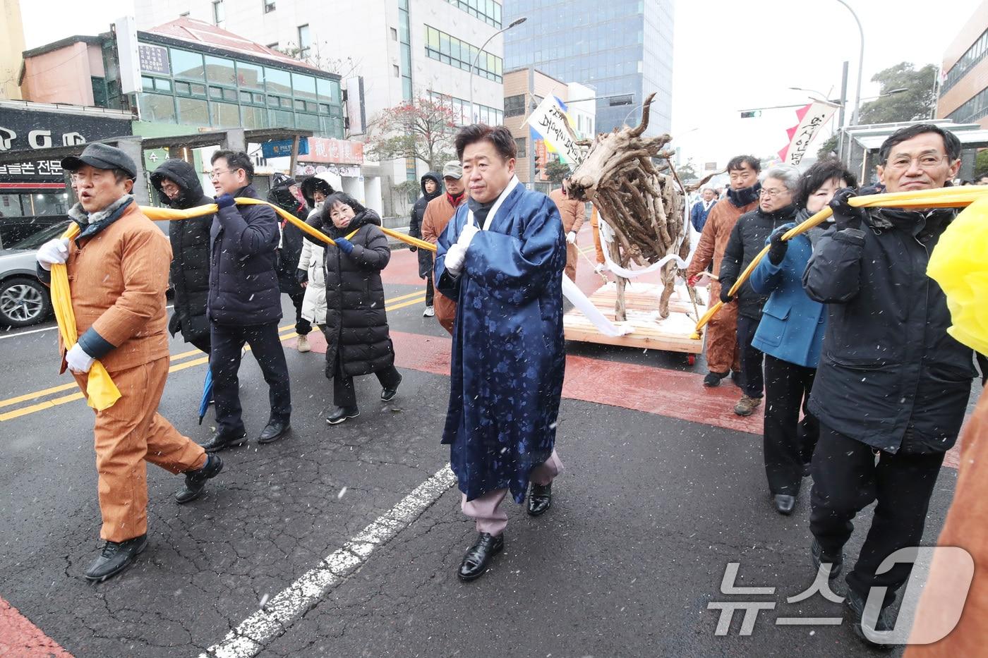 4일 오후 오영훈 제주지사가 제주시 제주목 관아에서 열린 &#39;2025 을사년 탐라국 입춘굿&#39;에서 낭쉐&#40;나무 소&#41;몰이를 하고 있다. 2025.2.4/뉴스1 ⓒ News1 오현지 기자