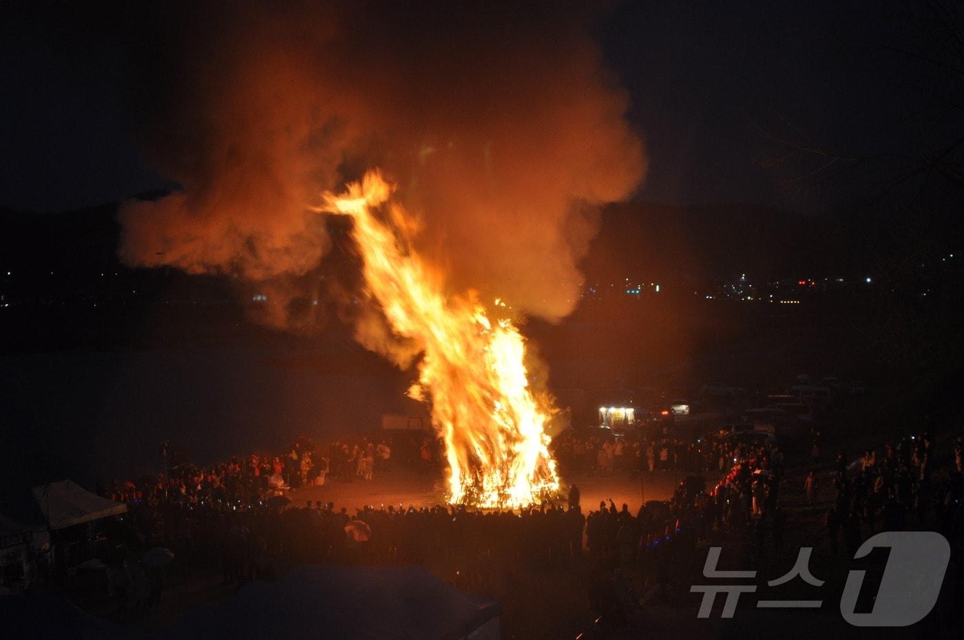 본문 이미지 -  4일 사물놀이 몰개가 '새 희망의 달구경'을 주제로 오는 8일 충북 충주 단월강변에서 정월대보름 행사를 연다고 밝혔다. 사진은 달집태우기.(몰개 제공)/뉴스1