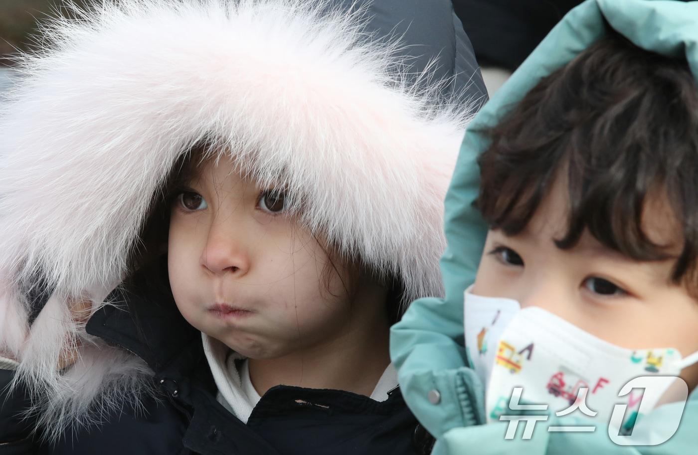 전국적으로 한파가 찾아온 4일 대전 중구에서 어린이가 추위에 털모자를 쓰고 있다. 2025.2.4/뉴스1 ⓒ News1 김기태 기자