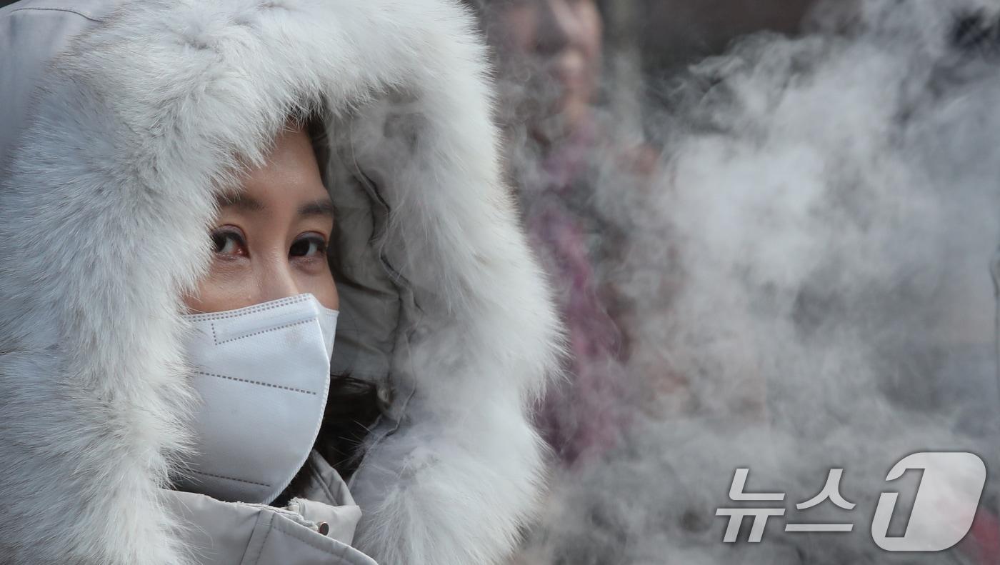 5일 대전·충남은 구름이 많은 가운데 아침 기온이 영하권에 머물며 추울 것으로 예보됐다. 대전 중구에서 어린이가 추위에 털모자를 쓰고 있다. /뉴스1 ⓒ News1 김기태 기자