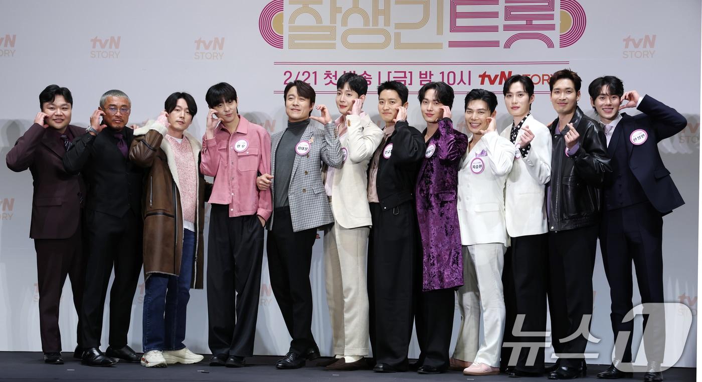 추성훈(왼쪽부터)과 태항호, 장혁, 현우, 최대철, 김동호, 인교진, 김태리, 지승현, 정겨운, 한정완이 4일 서울 영등포구 라마다 서울 신도림에서 열린 tvN STORY 예능 ‘잘생긴 트롯’ 제작발표회에 참석해 포즈를 취하고 있다. ‘잘생긴 트롯’(연출 황다원, 작가 정수정)은 연예계 대표 12명의 남자 스타들이 트롯에 진정성을 가지고 도전하는 신(新) 음악 예능이다. 2025.2.4/뉴스1 ⓒ News1 권현진 기자
