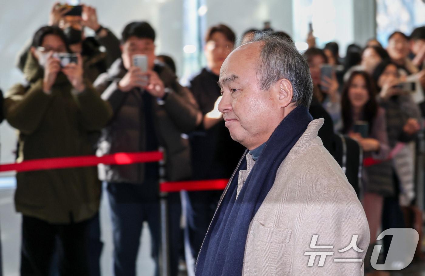 손정의 소프트뱅크그룹 회장이 이재용 삼성전자 회장과 샘 올트먼 오픈AI 최고경영자&#40;CEO&#41;와의 회동을 위해 4일 서울 서초구 삼성전자 사옥에 도착하고 있다. 이 자리에서 손 회장과 올트먼 CEO는 이재용 회장에게 ‘스타게이트 프로젝트’에 대한 투자와 협업을 요청할 것으로 알려졌다. 2025.2.4/뉴스1 ⓒ News1 김성진 기자