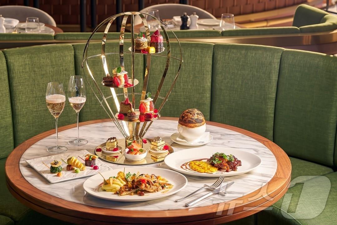 본문 이미지 - 열기구 모양의 디저트 트레이가 돋보이는 ‘브라세리 1783’의 ‘유러피안 밸런타인 다이닝&#40;모히건 인스파이어 제공&#41; / 뉴스니