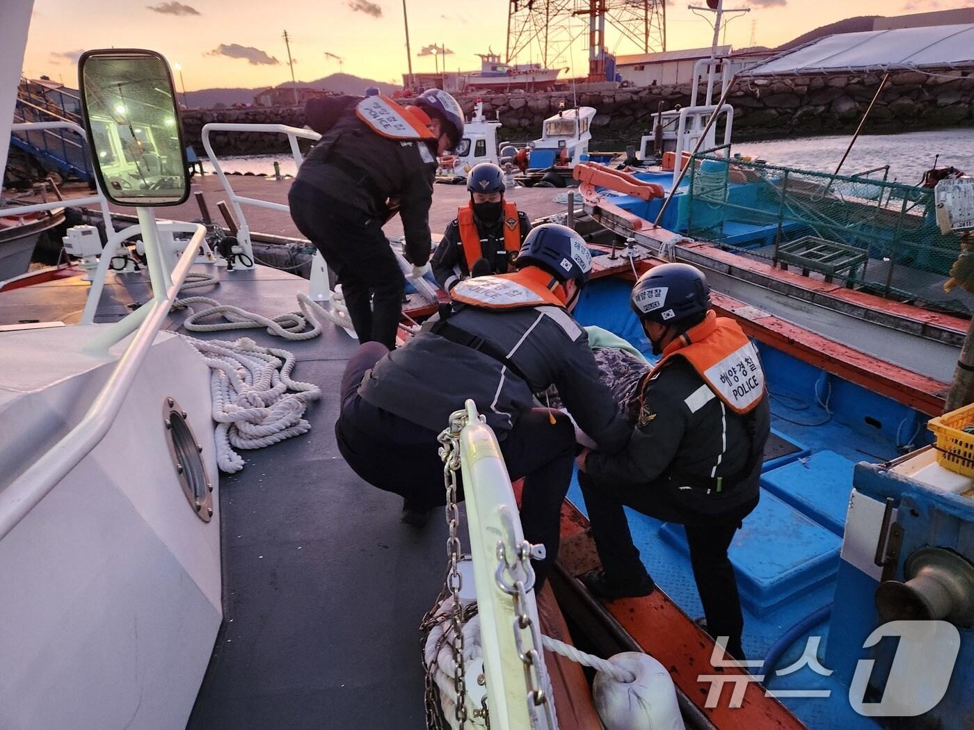 본문 이미지 - 지난 3일 전남 여수시 횡간도에서 해경이 복통 환자를 긴급 호송하고 있다. &#40;서해지방해양경찰청 제공&#41; 2025.2.4/뉴스1 