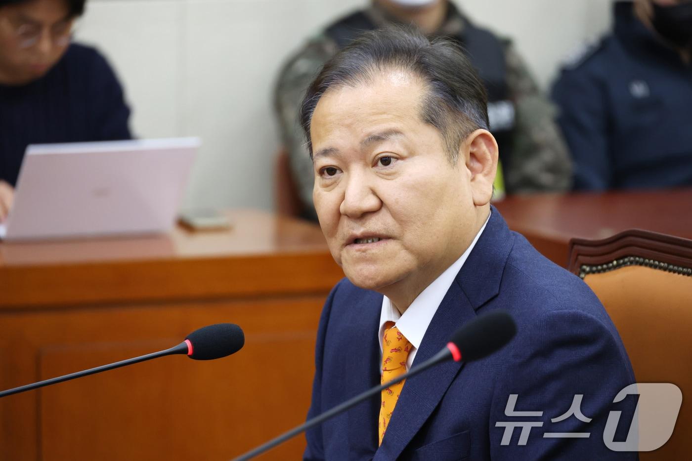 이상민 전 행정안전부장관이 4일 서울 여의도 국회에서 열린 윤석열 정부의 비상계엄 선포를 통한 내란 혐의 진상규명 국정조사 특별위원회 2차 청문회에 출석해 증언을 거부하고 있다. 2025.2.4/뉴스1 ⓒ News1 이광호 기자