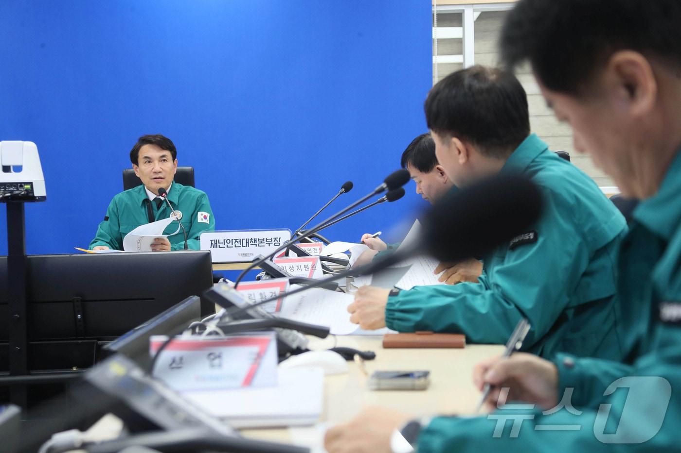 김진태 강원특별자치도지사가 4일 신관 3층 재난상황실에서 18개 시군 및 한파 대응 관련 부서와 한파대응 긴급 점검회의를 개최했다.&#40;강원도 제공&#41;