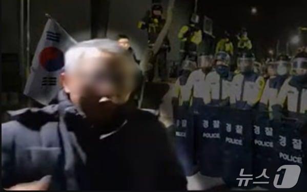 본문 이미지 - 지난달 19일 서부지법 난동 사태 당시 경찰과 대치하는 시위대에게 '싸우자'며 선동한 혐의를 받는 사랑제일교회 특임전도사 윤 모 씨가 지난 3일 경찰에 체포됐다. (MBC자료화면 갈무리)