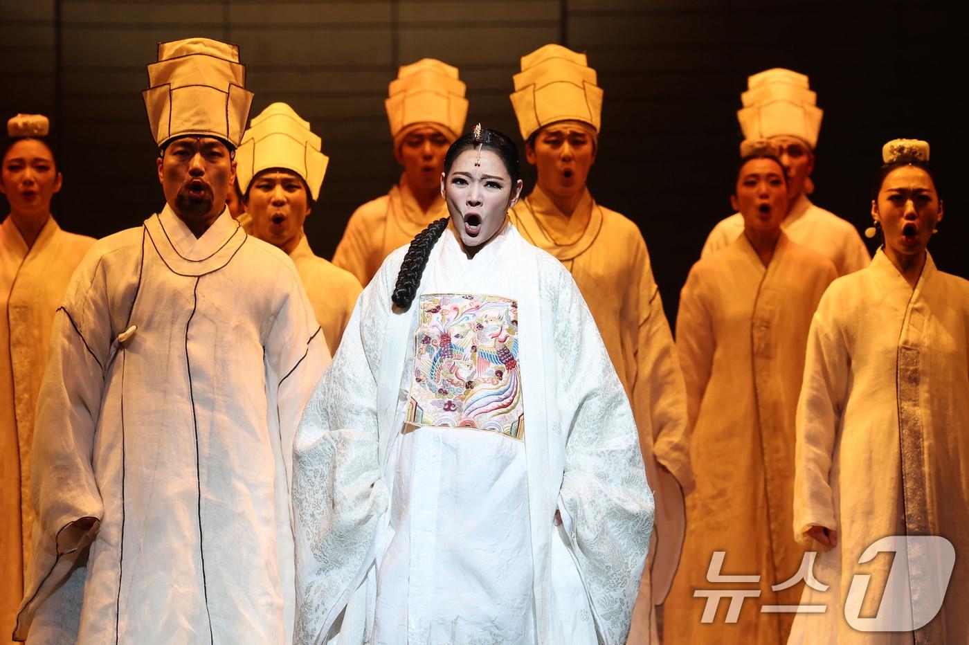 한국의 대표적인 창작 뮤지컬 &#39;명성황후&#39;. 사진은 30주년 기념 프레스콜에서 명성황후 역의 김소현이 열연하는 모습 / 뉴스1ⓒ News1 오대일 기자