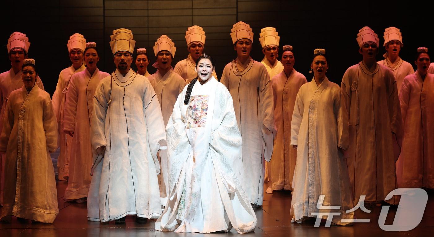 창작뮤지컬 &#39;명성황후&#39; 배우들이 4일 오후 서울 종로구 세종문화회관 대극장에서 열린 프레스콜 공연에서 열연하고 있다. 30주년을 맞아 22번째 시즌으로 돌아온 뮤지컬 ‘명성황후’는 조선 왕조 26대 고종의 왕비이자 격변의 역사 속에서 살아간 명성황후의 이야기를 다룬 작품으로 오는 3월 30일까지 서울 종로구 세종문화회관 대극장에서 공연된다. 2025.2.4/뉴스1 ⓒ News1 오대일 기자