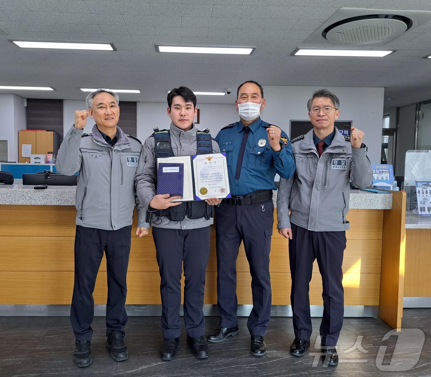 본문 이미지 - 대구 동부경찰서 안심지구대 소속 전형웅 순경은 4일 대구청장의 표창을 받고 기념사진을 촬영하고 있다. &#40;대구 동부경찰서 제공&#41;