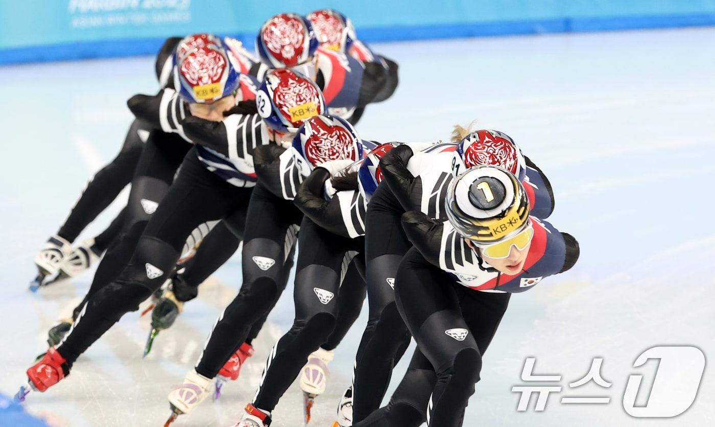 대한민국 쇼트트랙 대표팀이 4일 중국 헤이룽장성 하얼빈 빙상훈련센터 다목적홀에서 훈련하고 있다.2025.2.4/뉴스1 ⓒ News1 이승배 기자